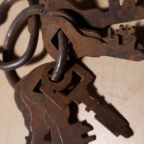 Antique Skeleton Keys On Ring Rusty Many Types - Picture 4 of 7